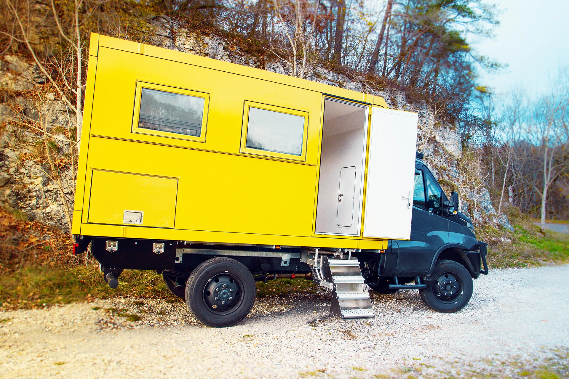 Leerkabinen zum Selbstausbau, Iveco gelbes Expeditionsmobil von Füss Lightline, Bild von markenei-design viola baur